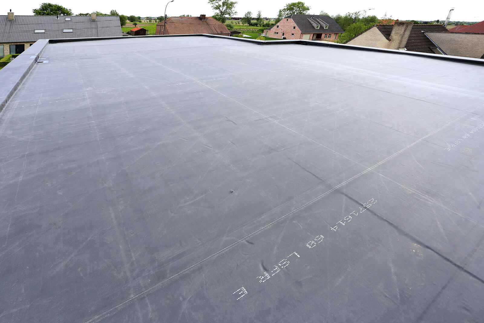 Voordelen epdm dak: op grote oppervlakten tot wel 15 x 60 meter zonder naden